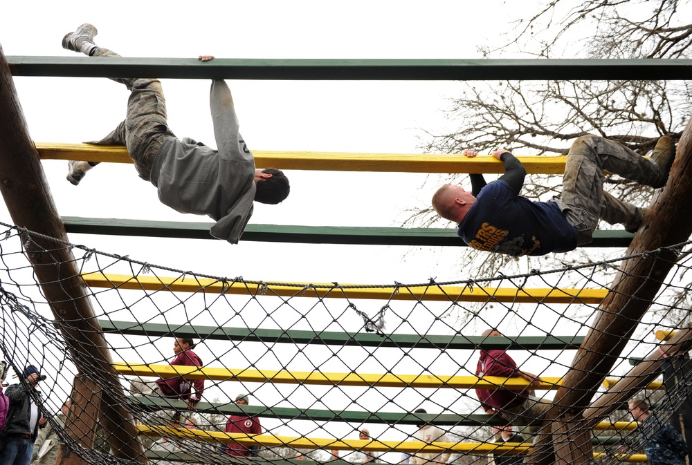 San Antonio Rampage and MTIs run the obstacle course