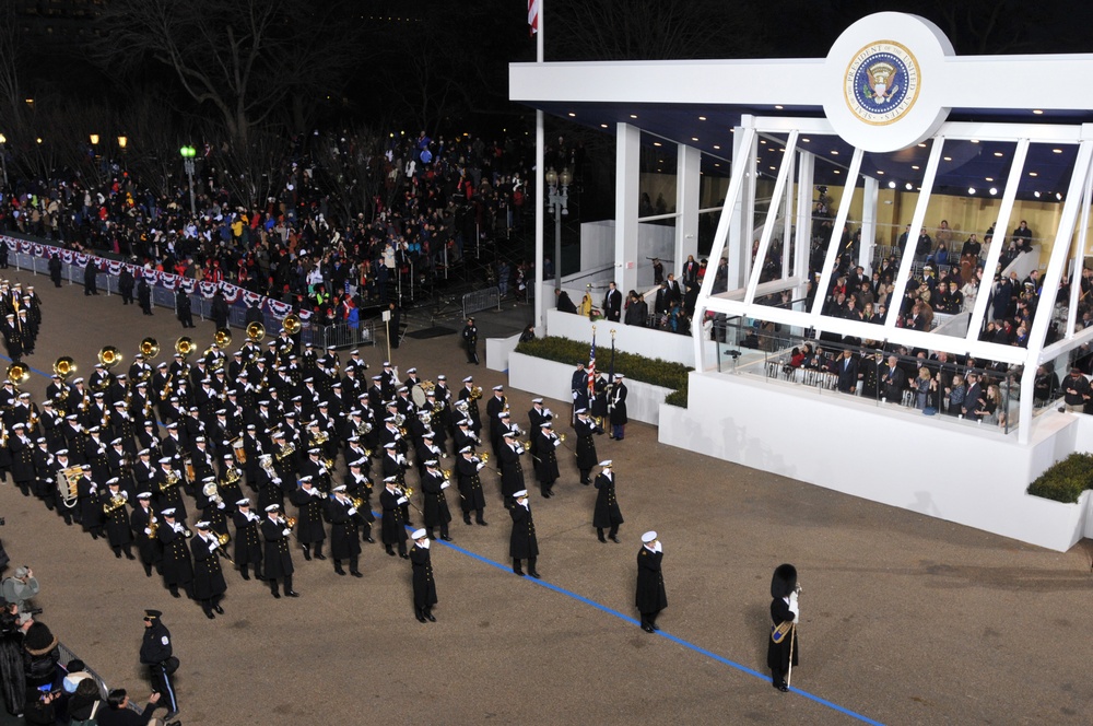 US Navy Band salutes President Barack Obama