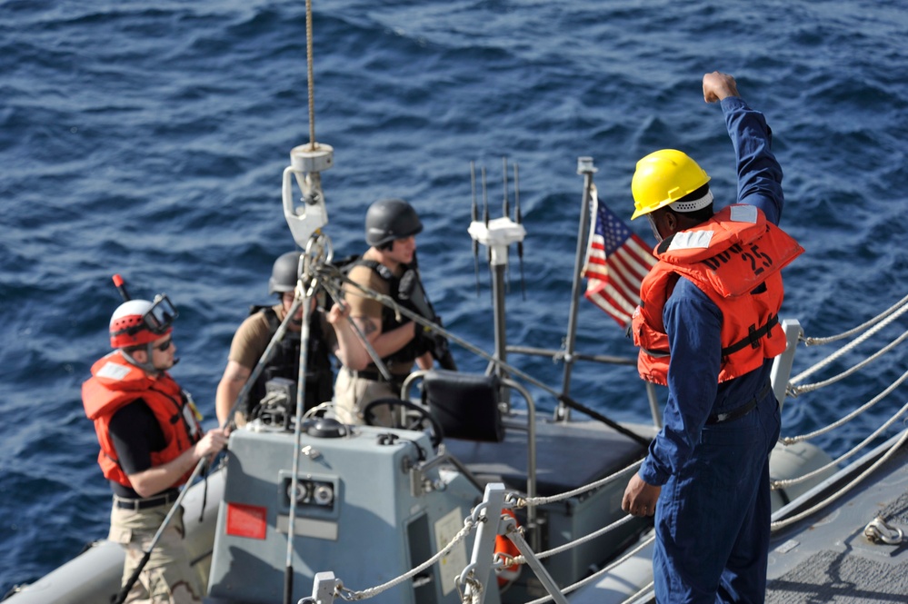 USS Jason Dunham sailors conduct exercise