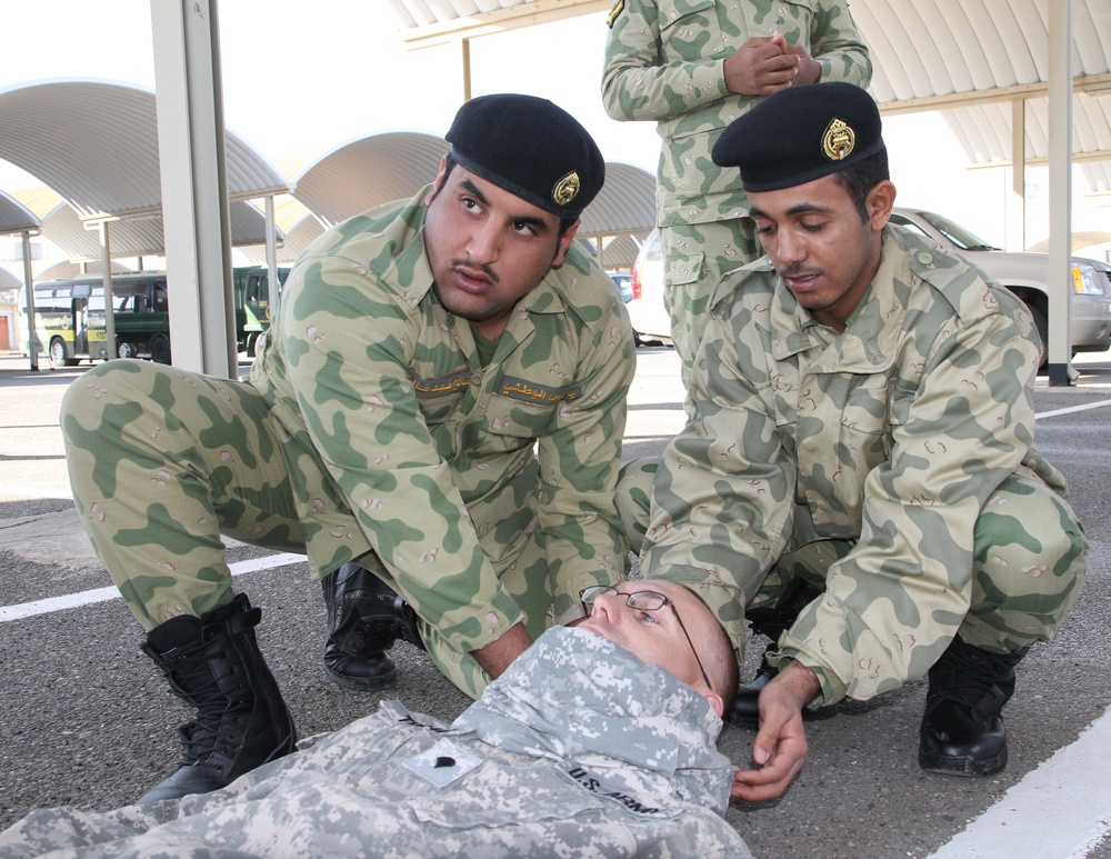 US and Kuwait soldiers practice first aid