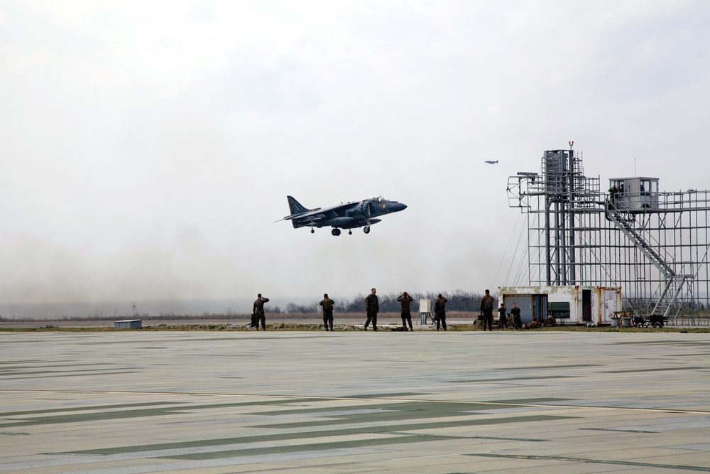 Marines refuel Harriers for rapid takeoffs, landings at Ie Shima