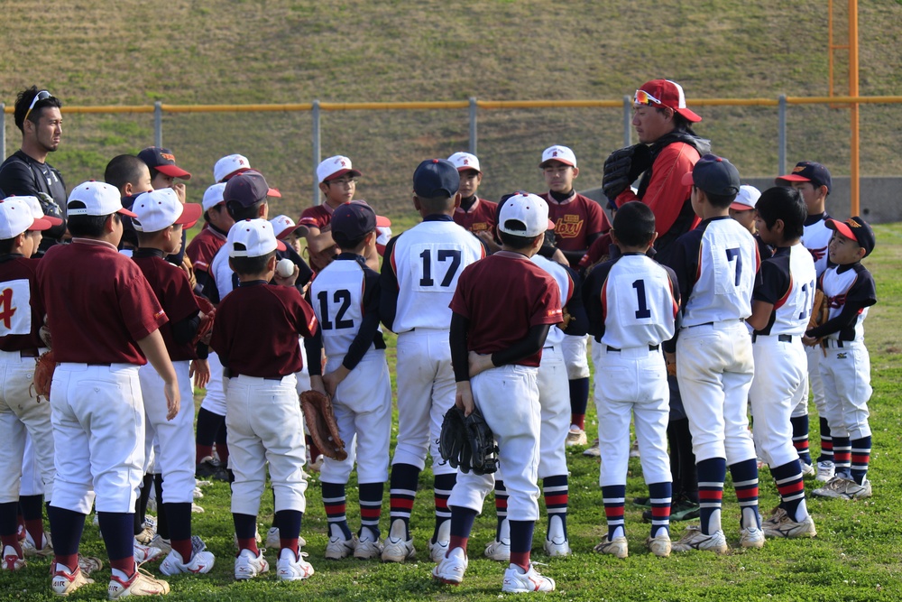 Youth baseball players learn from professionals