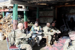 US troops, Afghan police visit border observation post