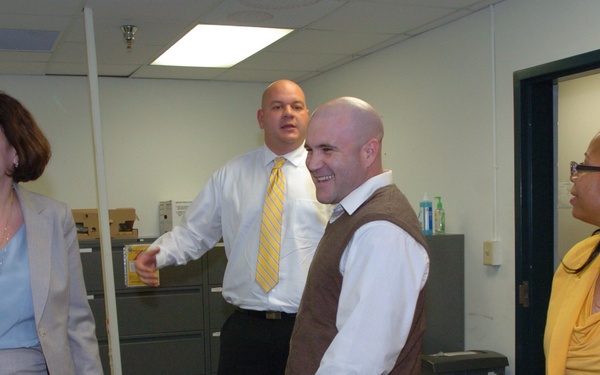 Defense finance chief meets with Fort Hood wounded warrior interns