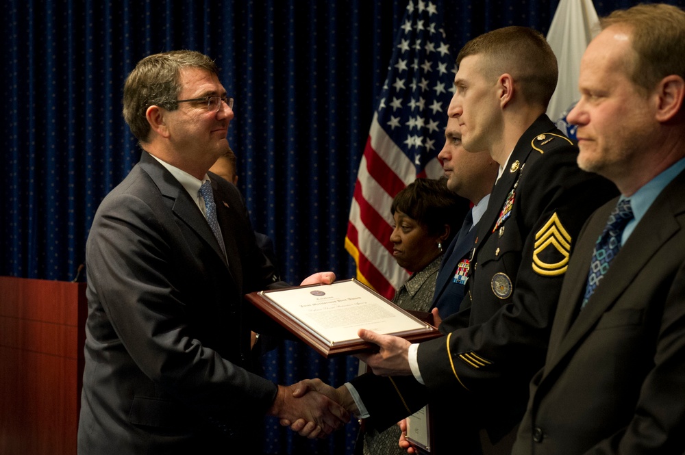 Carter presents award to Defense Threat Reduction Agency