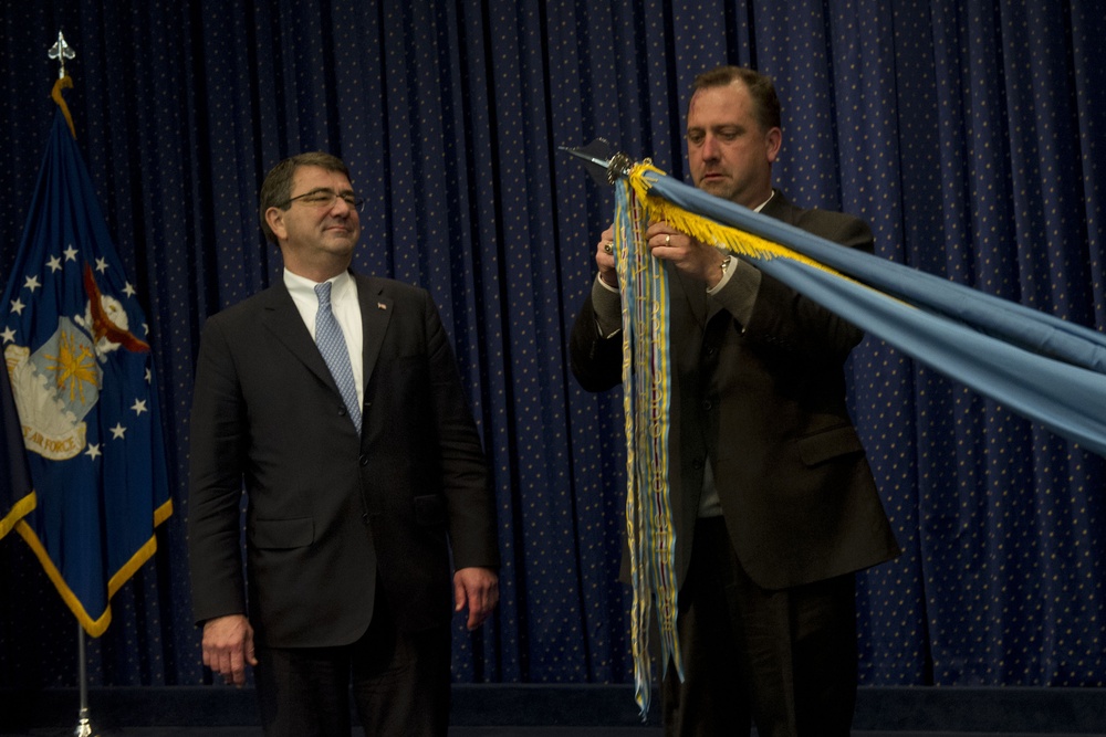 Carter presents award to Defense Threat Reduction Agency