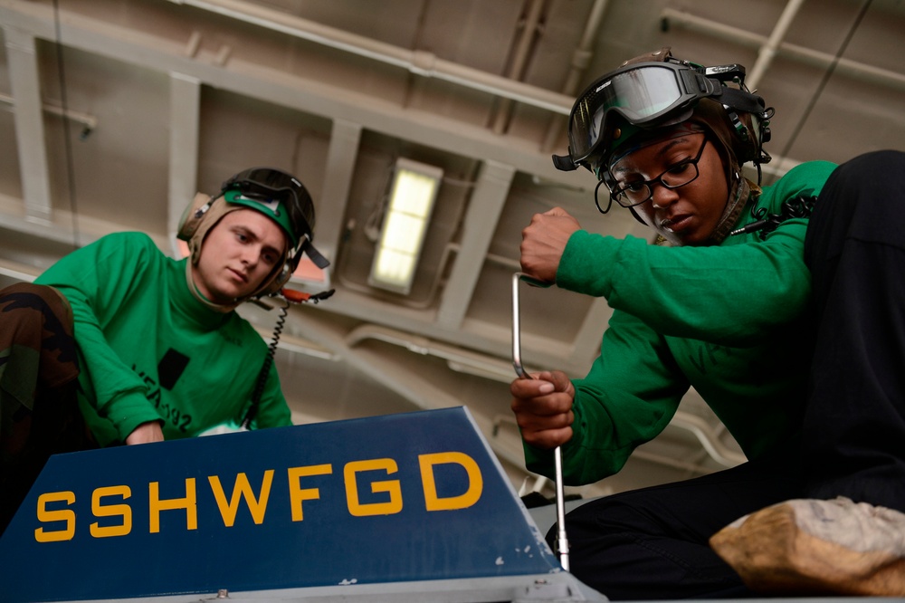 Maintenance aboard USS John C. Stennis