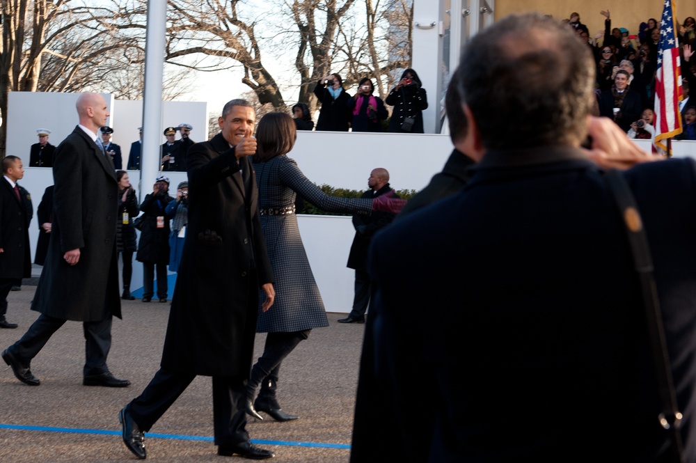 President Obama gives thumbs-up in 57th Presidential Parade