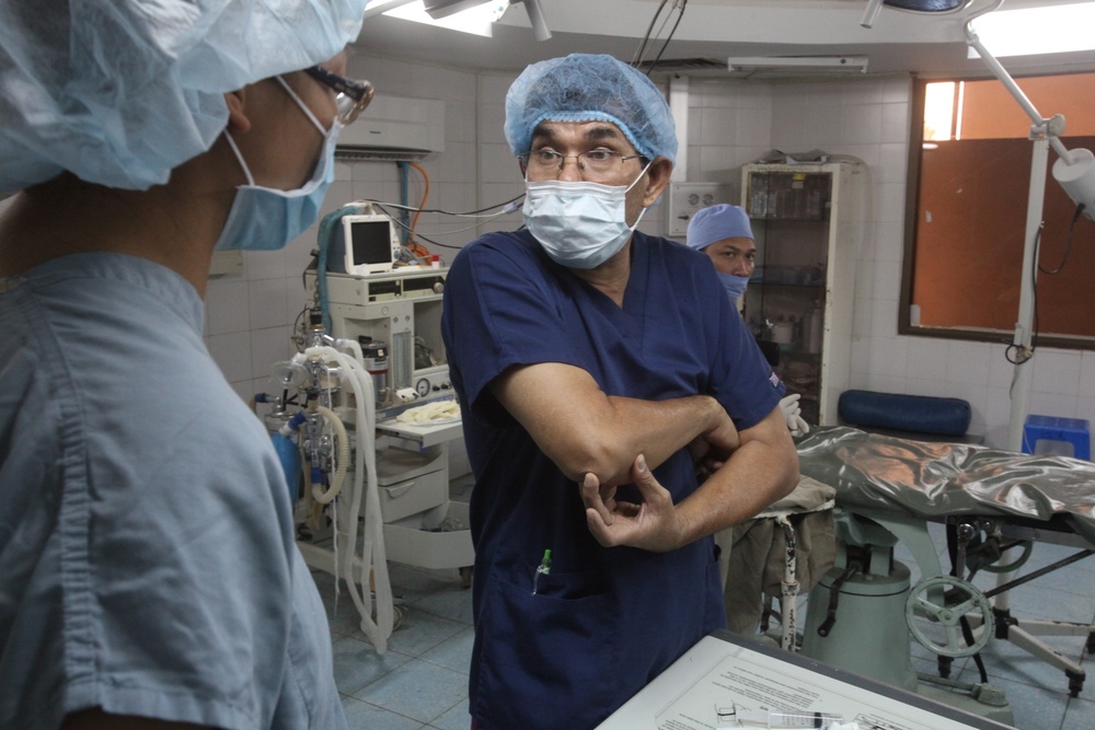 Cambodia, US personnel share surgical techniques