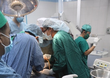 Cambodia, US personnel share surgical techniques