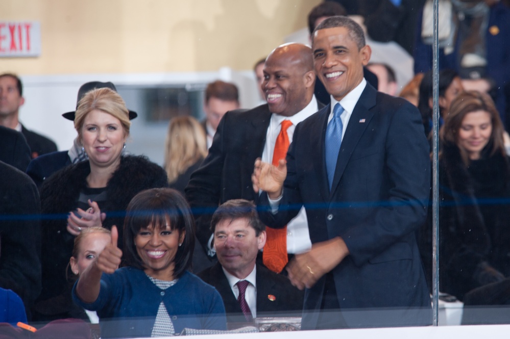 First lady gives thumbs-up at 57th Presidential Inaugural Parade