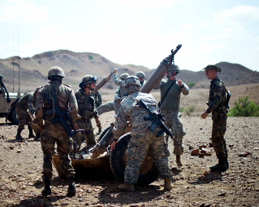 2/138th and French Mortarmen share best practices with 120mms