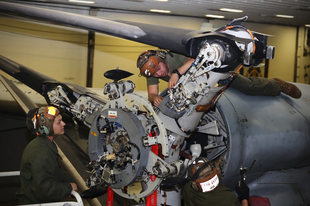 Maintenance aboard USS Kearsarge