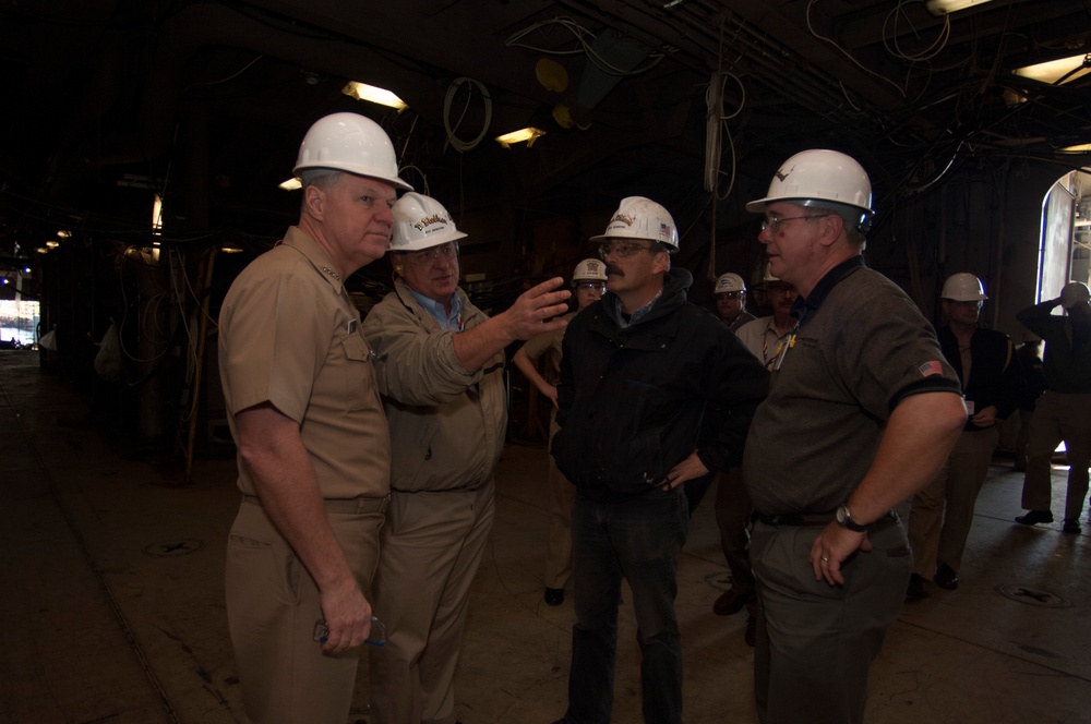 Roughead visits shipyard in New Orleans