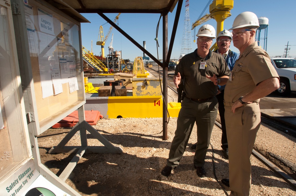 Roughead visits shipyard in New Orleans