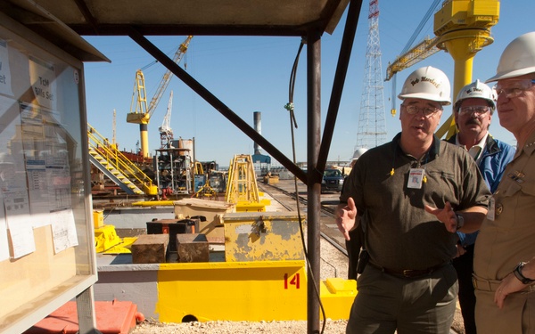 Roughead visits shipyard in New Orleans