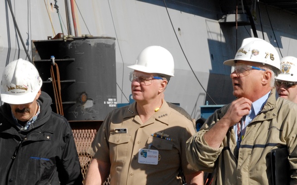 Roughead visits shipyard in New Orleans