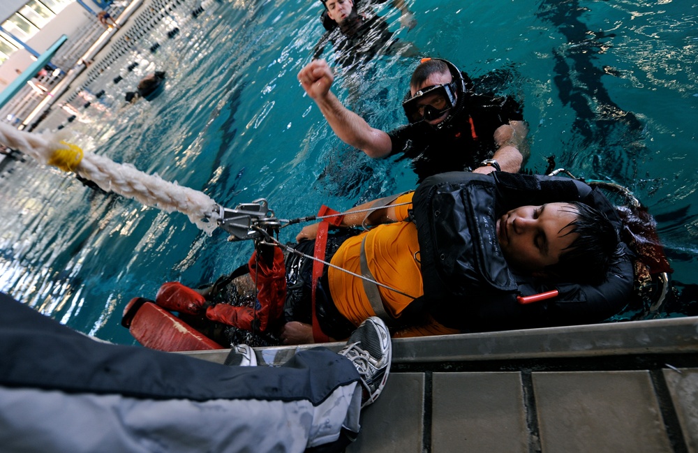 Search and rescue swimmer training