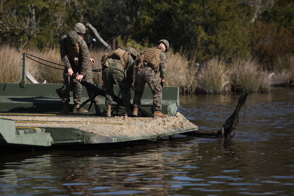 Marines train to build, defend bridges