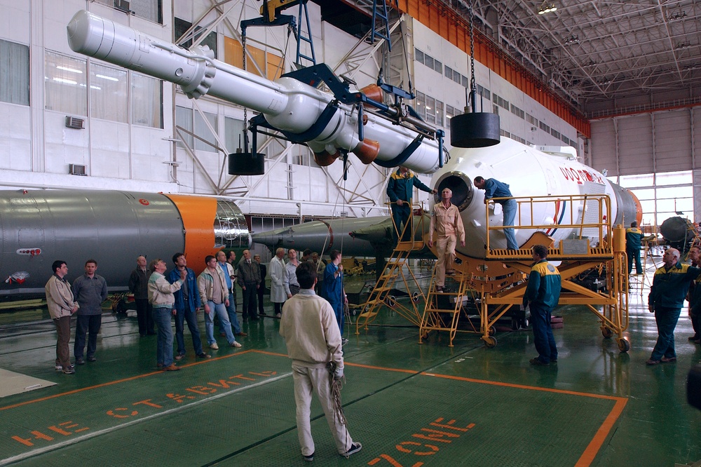 Expedition 9 Soyuz Assembly