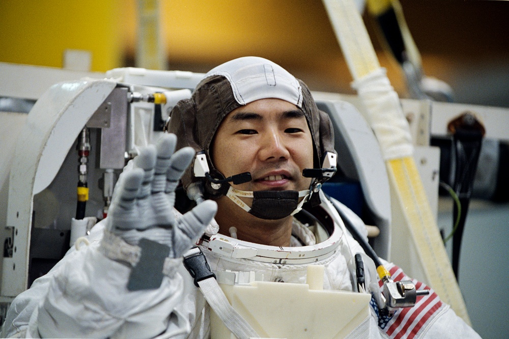 STS-114 Astronaut Soichi Noguchi during NBL/EVA dive