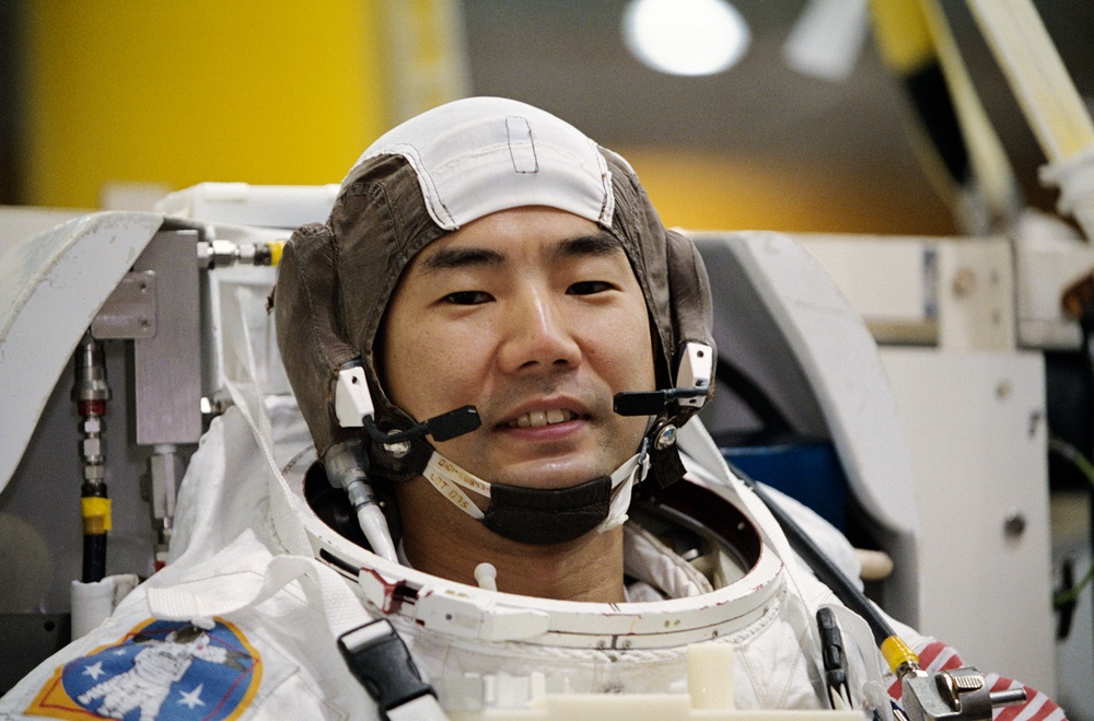 STS-114 Astronaut Soichi Noguchi during NBL/EVA dive