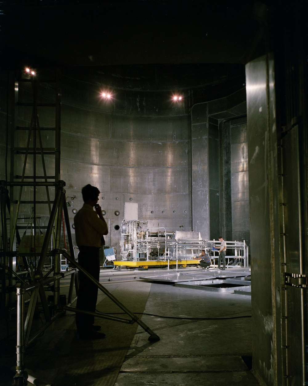 BRAYTON CYCLE IN SPACE POWER FACILITY (SPF) VACUUM ROOM AND CONTROL ROOM.