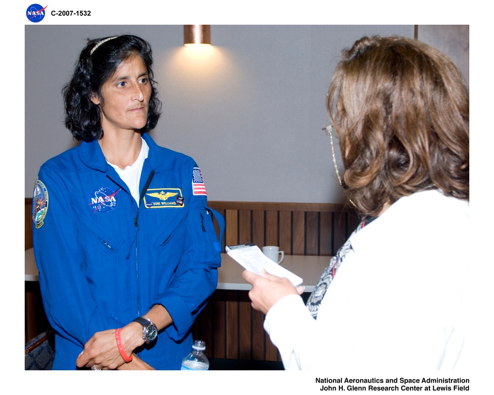 Visit to NASA Glenn Research Center at Lewis Field by Astronaut Sunita Williams