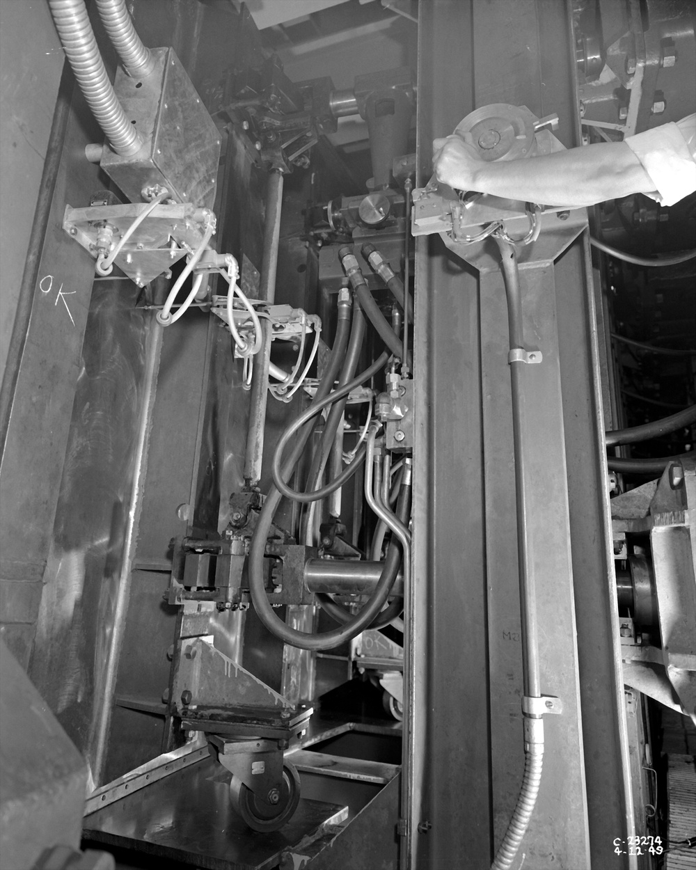 FLEXIBLE WALL THROAT ACTUATING SYSTEM THROAT STRUCTURE FOR THE AMERICAN BRIDGE COMPANY