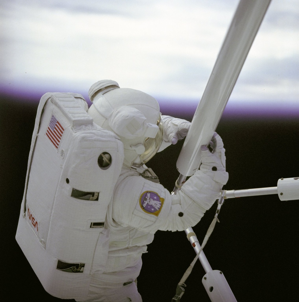 STS-61B Astronaut Spring During EASE Extravehicular Activity (EVA)
