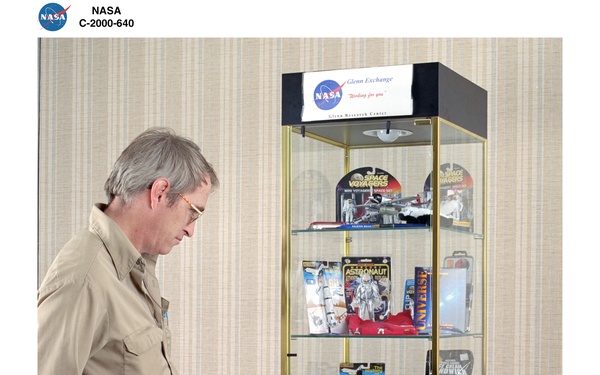 EXCHANGE STORE DISPLAY WITH KEVIN MC KINLEY