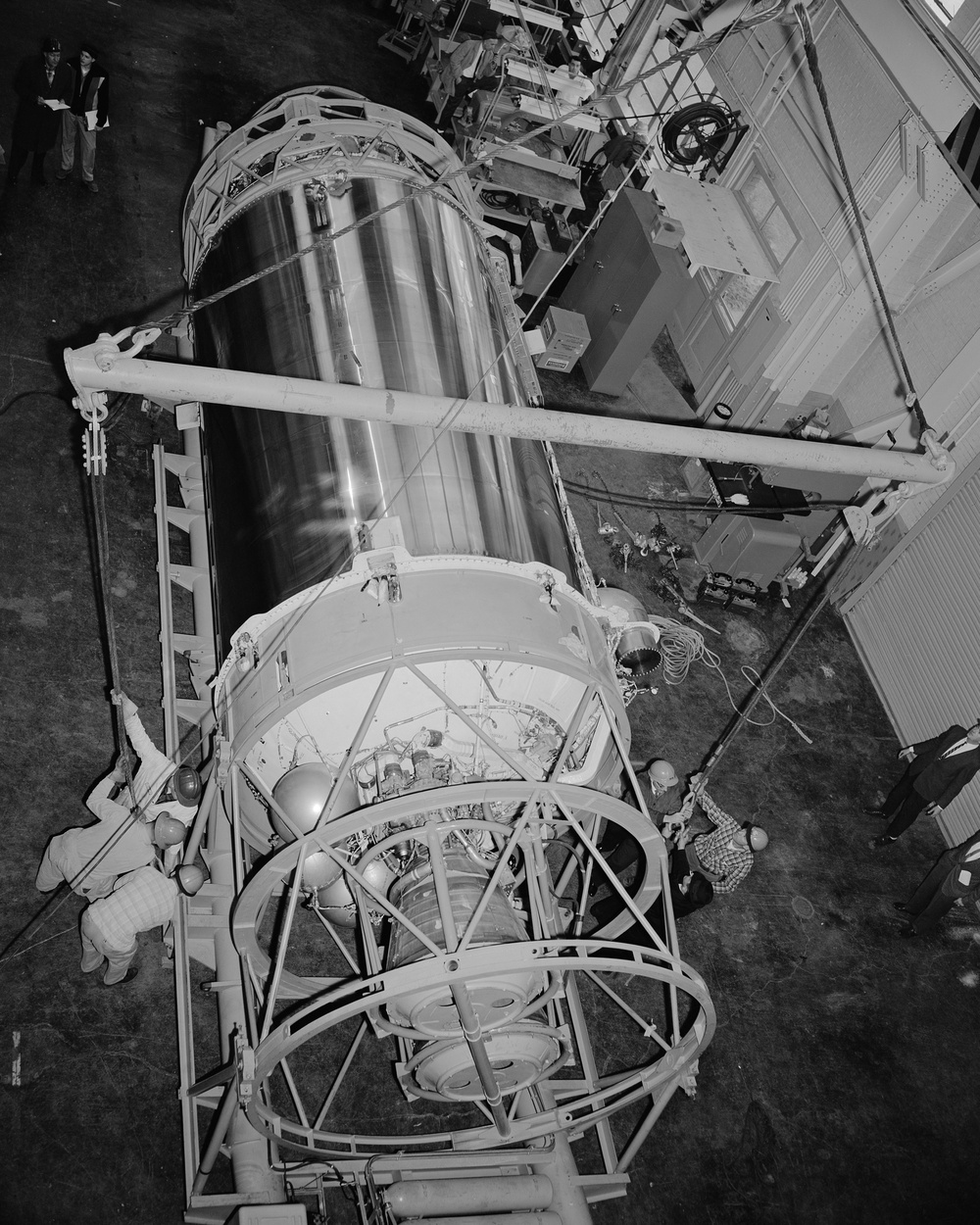 INSTALLATION OF CENTAUR 6A IN THE SPACE ENVIRONMENT CHAMBER