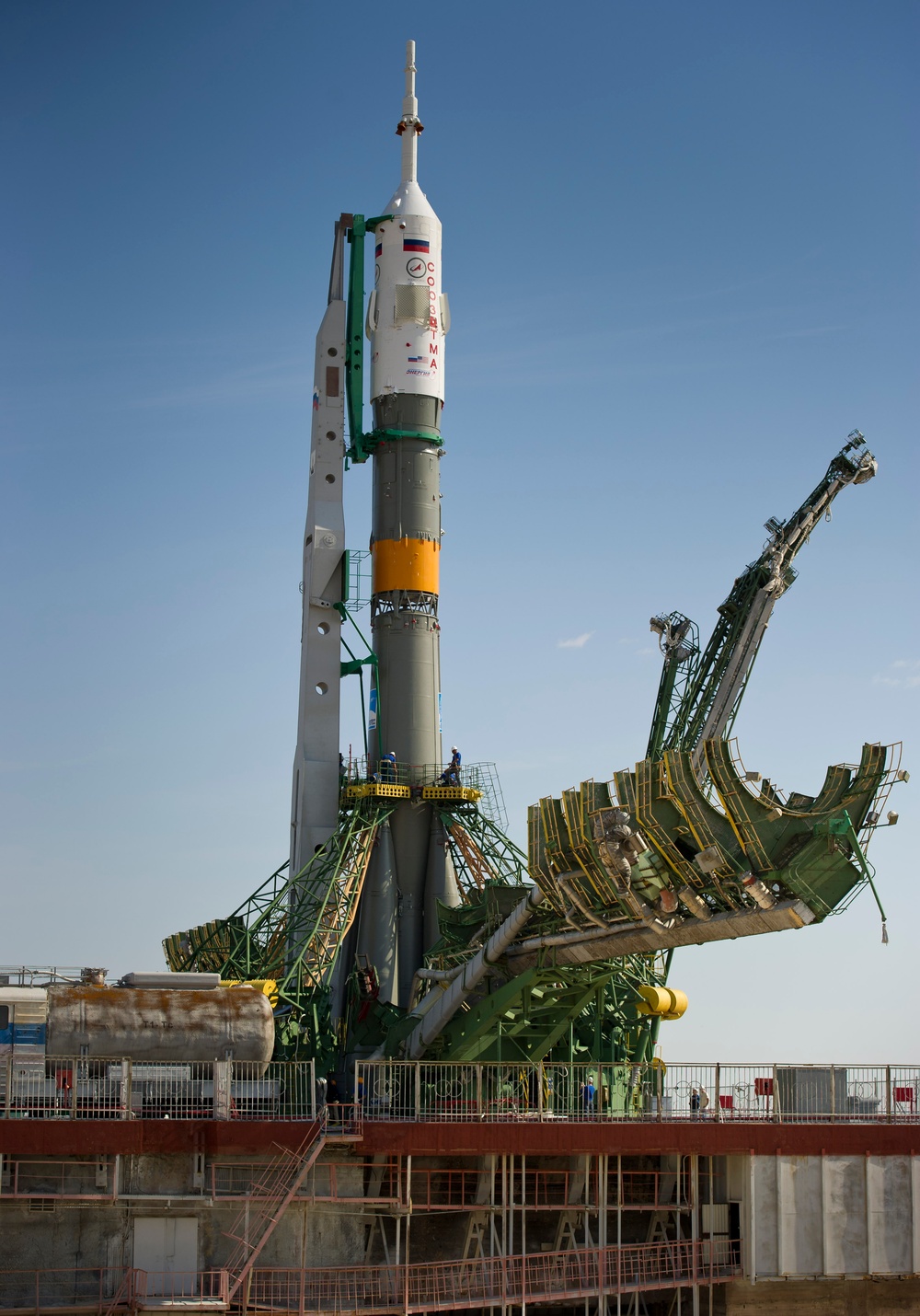 Expedition 28 Soyuz Rollout (201106050020HQ)