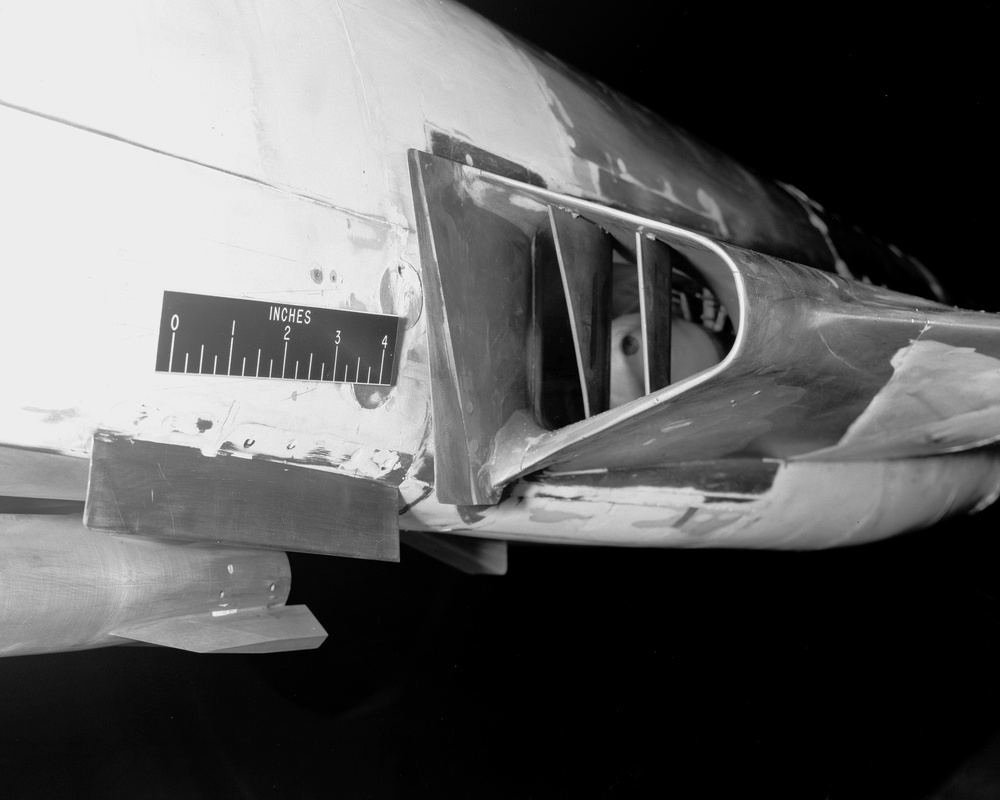 MCDONNELL F-101B AIRPLANE DUCT MODEL WITH DING DONG MISSILE ARMAMENT - CURVED SPLITTER PLATE AND CURVED FENCE