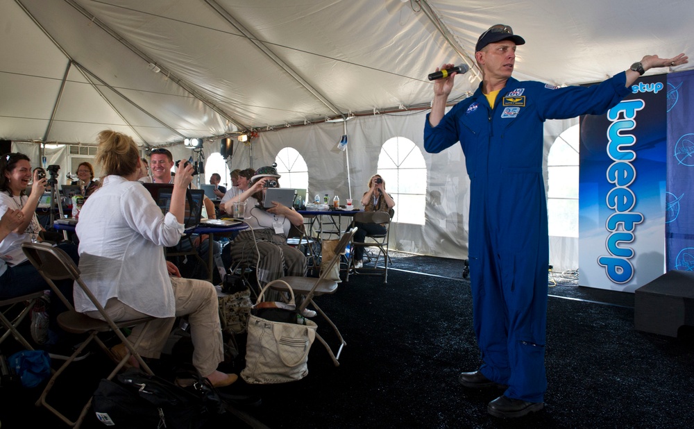 STS134 Tweetup (201104280005HQ)