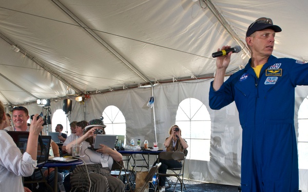STS134 Tweetup (201104280005HQ)