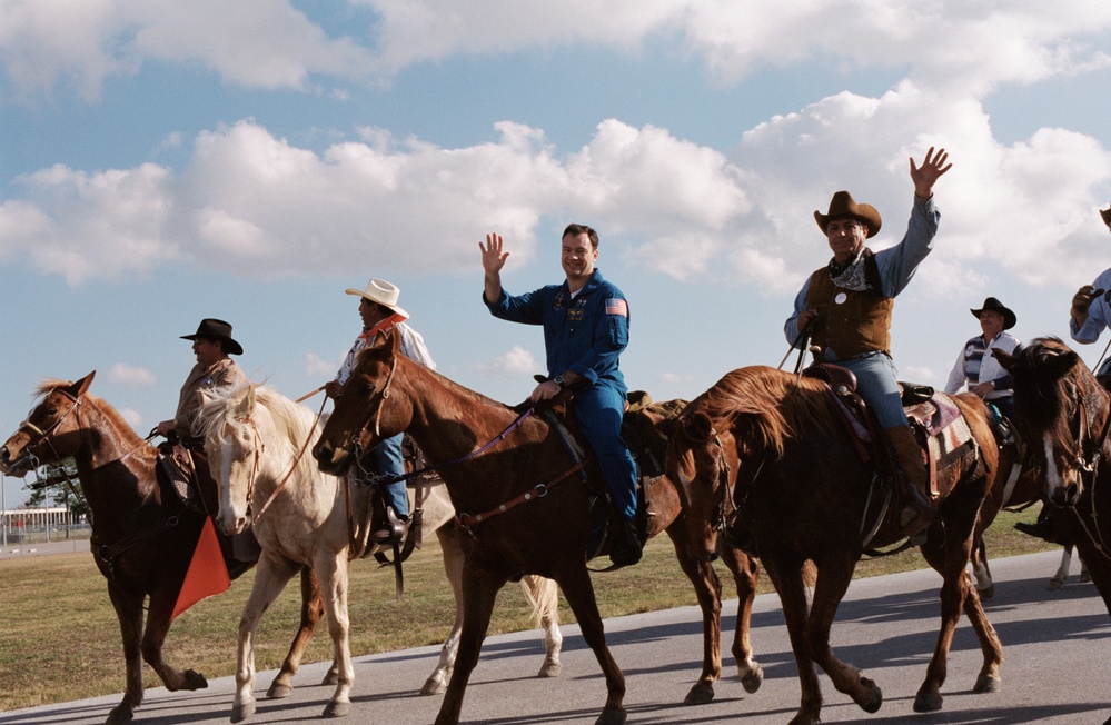 2001 Houston Rodeo Trailride from Building 1 to the Gilruth Center