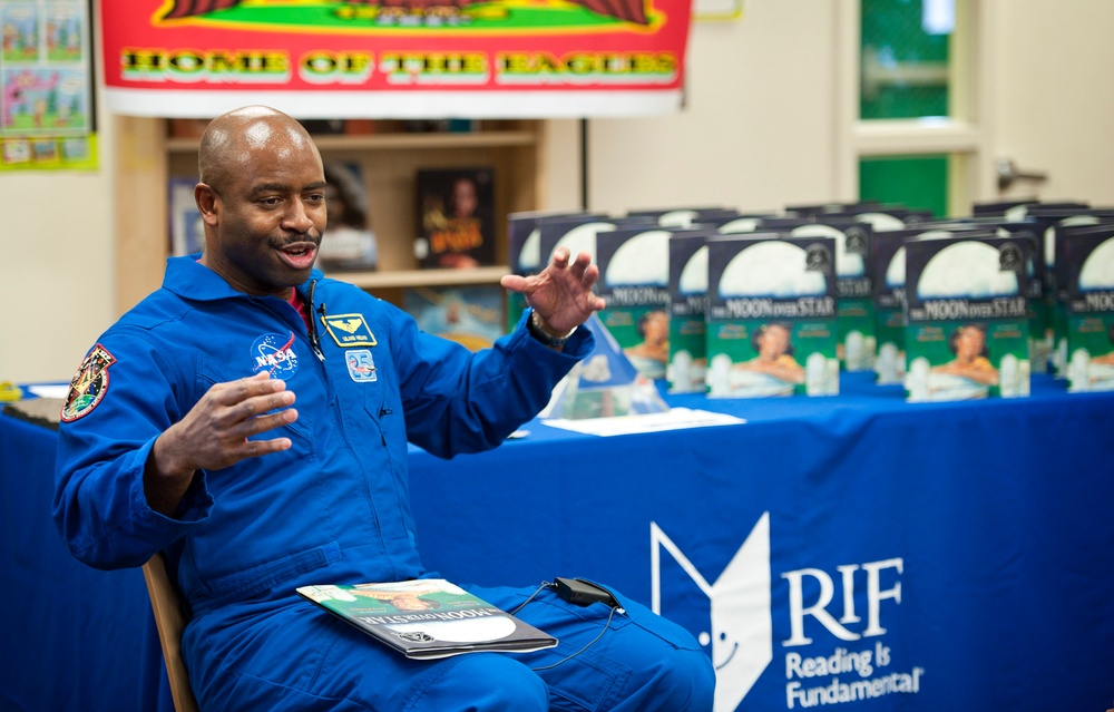Leland Melvin Meets with Elementary Students (201102080005HQ)