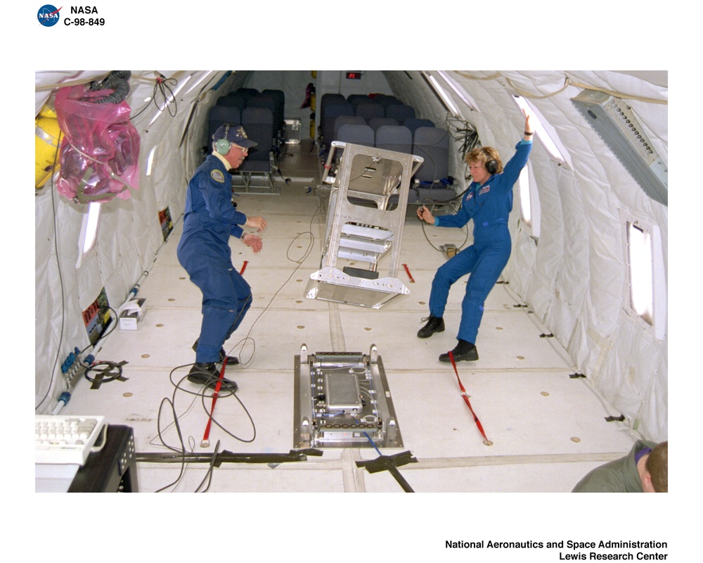 KC-135 AIRPLANE MICROGRAVITY FLIGHT