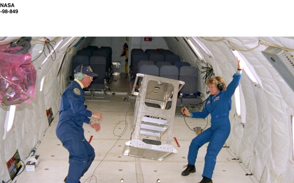 KC-135 AIRPLANE MICROGRAVITY FLIGHT