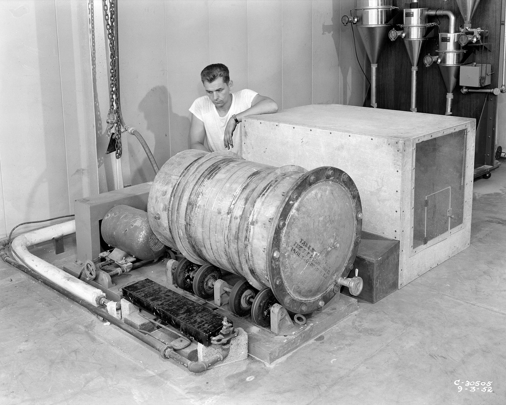 MAGNESIUM SLURRY FUEL MIXING DRUM AND DRUM HOLDER