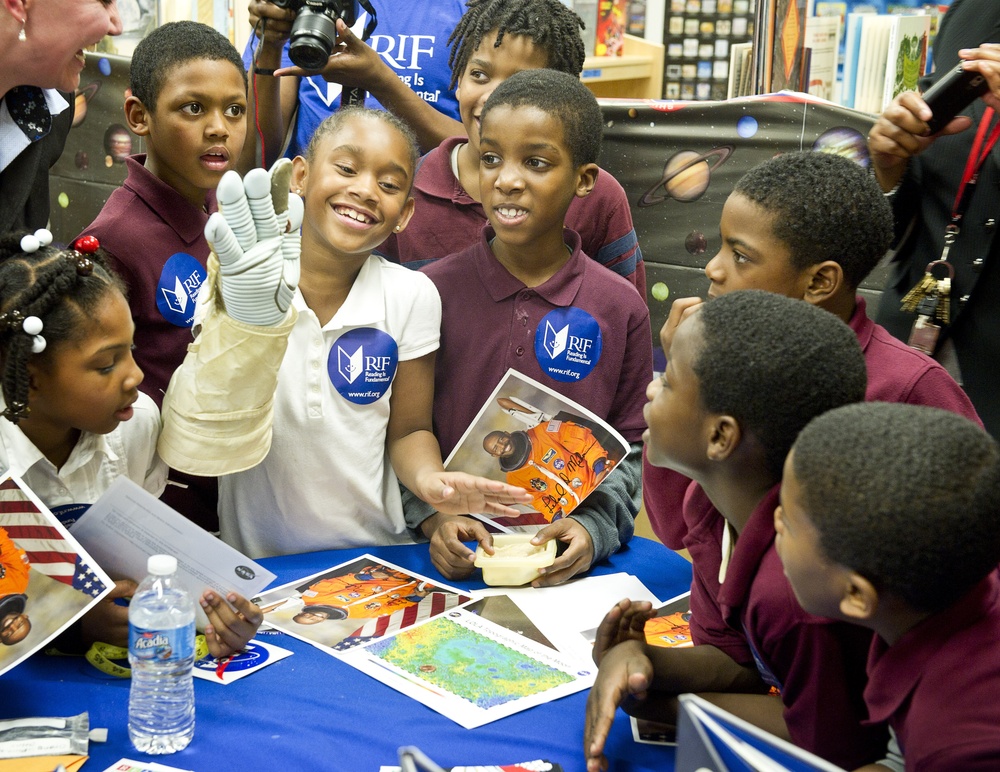 Leland Melvin Meets with Elementary Students (201102080010HQ)
