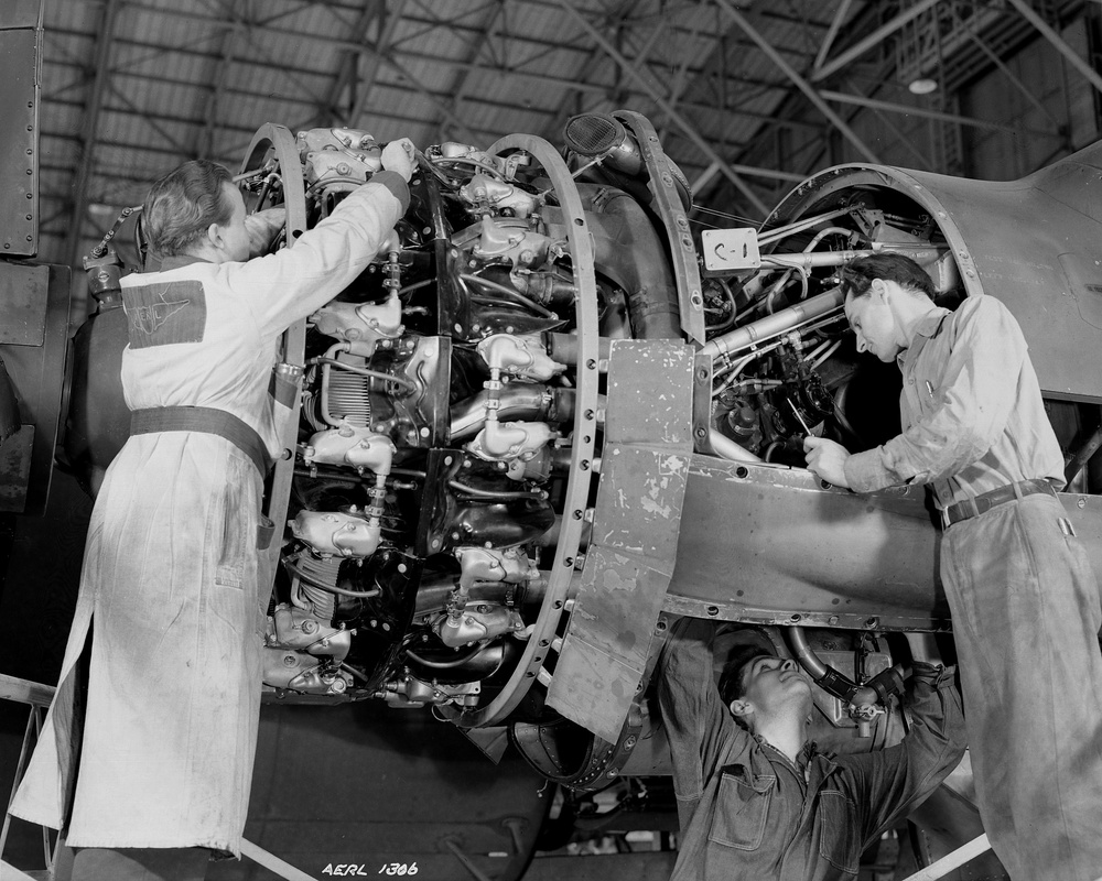 APPRENTICES IN HANGAR FOR PUBLICITY SHOT