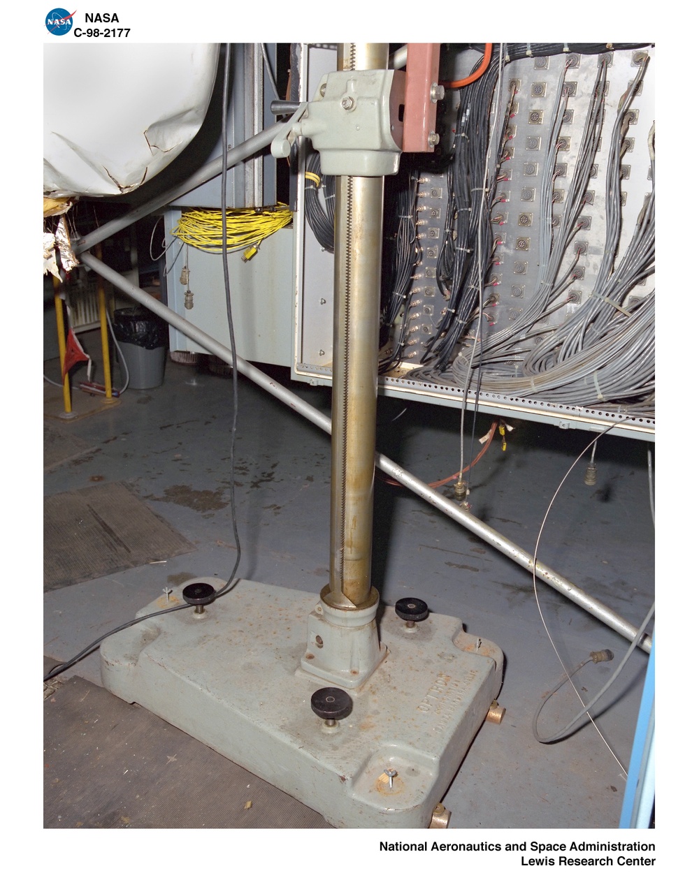LASER DISPLACEMENT MEASUREMENTS IN THE 9X15 FOOT WIND TUNNEL TEST SECTION