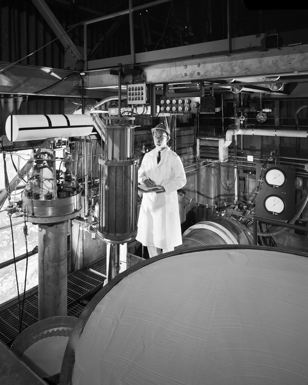 DROP TOWER - ACCELERATOR EQUIPMENT AND INTERIOR VIEW