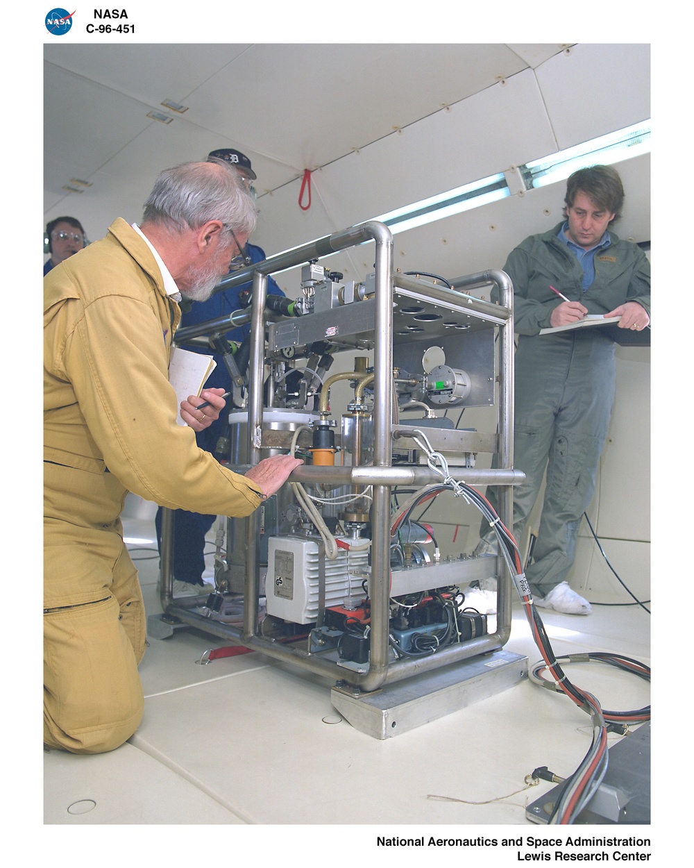 DYNAMIC IN SUPERFLUID HELIUM IN LOW GRAVITY - DC-9 AIRPLANE FLIGHT PHOTO