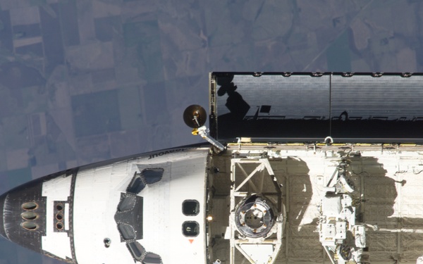 Endeavour on approach to ISS for mission STS-111 UF2 / Expedition Four