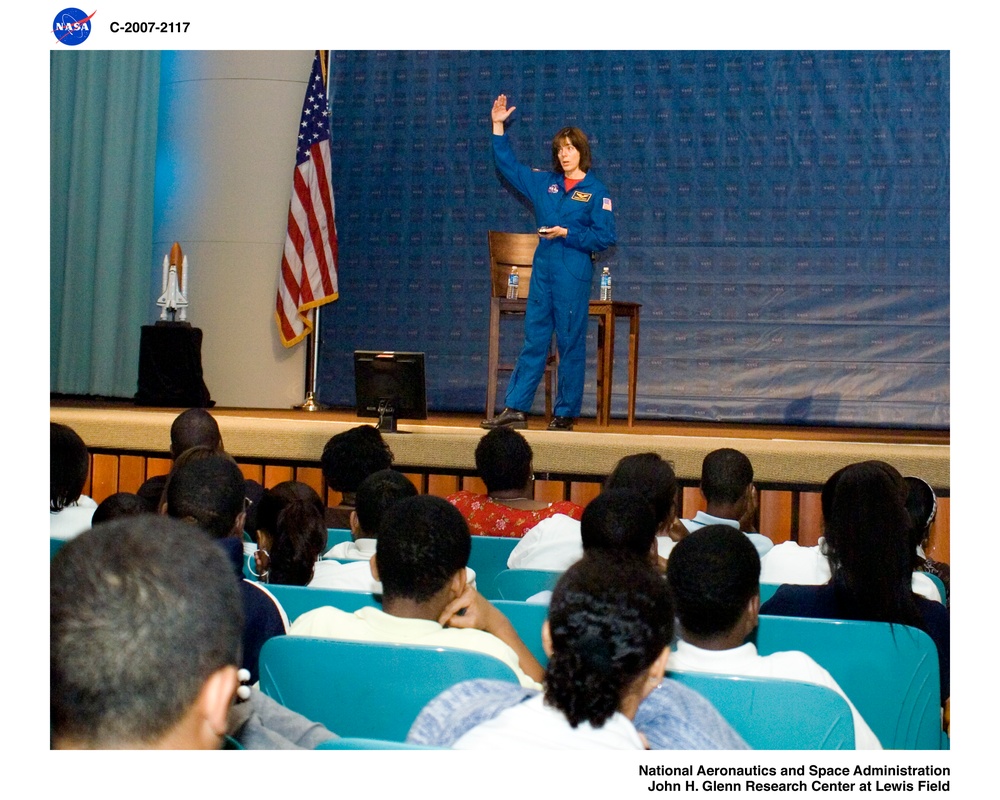 STS-118 Astronaut Crew Visit to NASA Glenn Research Center