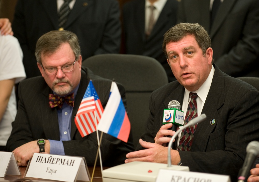 Expedition 19 Docks to ISS