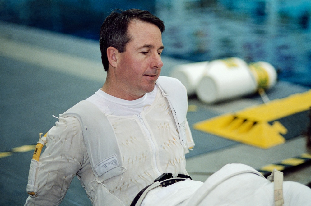 STS-114 Astronaut Steve Robinson during NBL/EVA dive